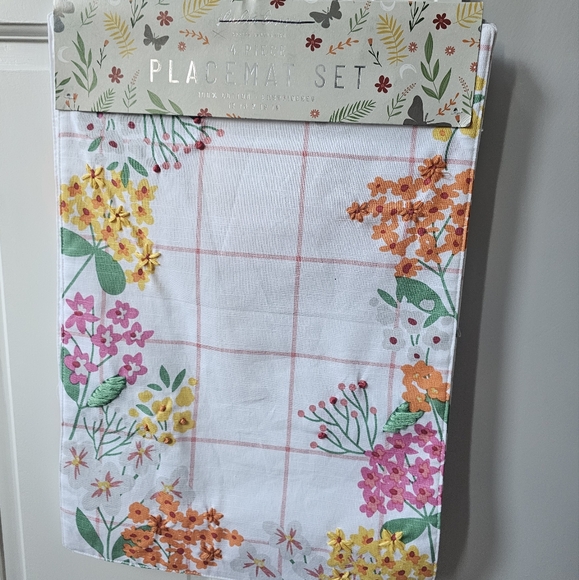 Studio Tamsin 4 piece spring collection Placemat set Nwt - Picture 2 of 3